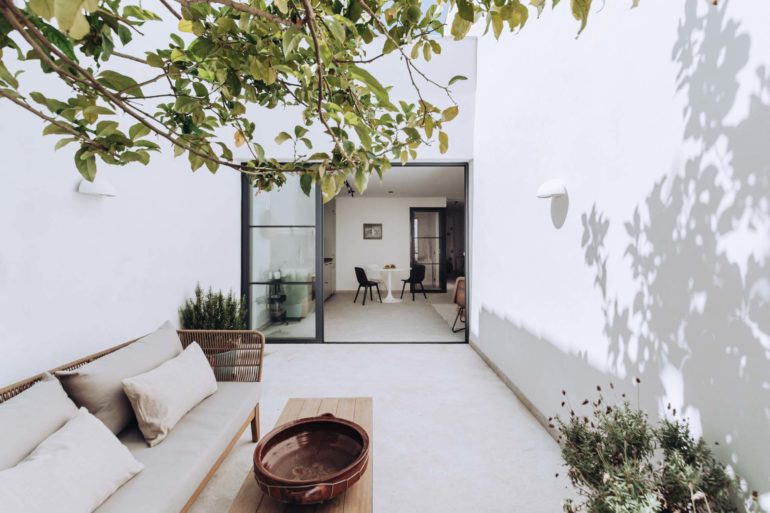 A mix of Scandinavian & Mediterranean Aesthetics in this Holiday home
